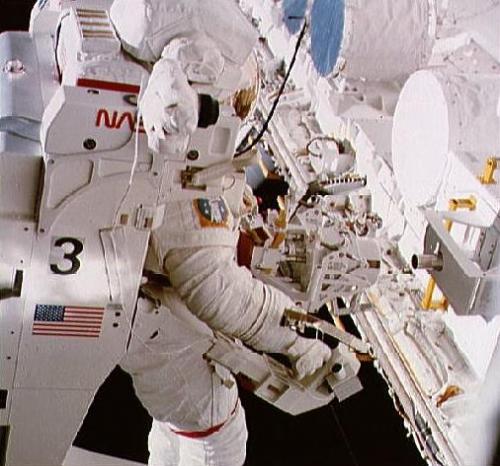 Астронавт оторвался от космического корабля