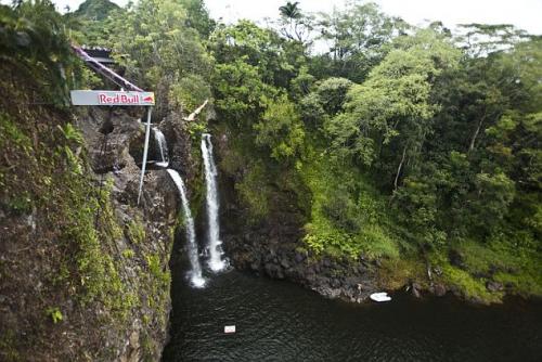 Англичанин исполнил смертельный прыжок с 27-метровой  высоты