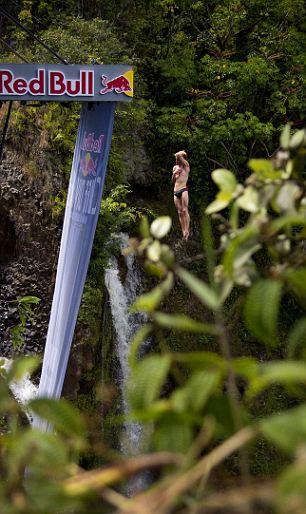 Англичанин исполнил смертельный прыжок с 27-метровой  высоты