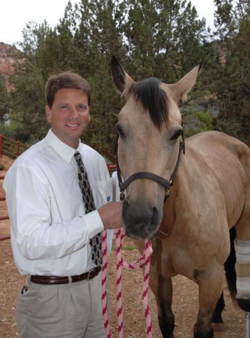 Кобыла без ноги бегает рысью и возит всадников