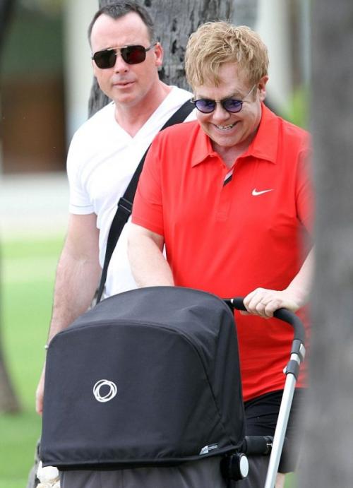 Элтон Джон выбрал крестную маму своему сыну