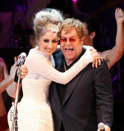 Элтон Джон выбрал крестную маму своему сыну