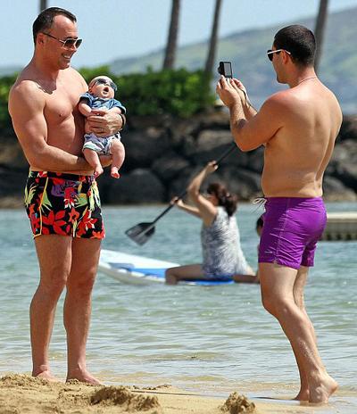 Элтон Джон выбрал крестную маму своему сыну