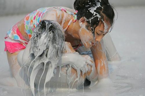 Китаянки боролись в грязи за молодость