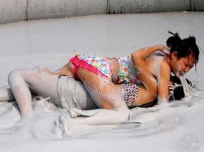 Китаянки боролись в грязи за молодость