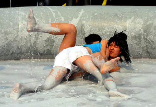 Китаянки боролись в грязи за молодость