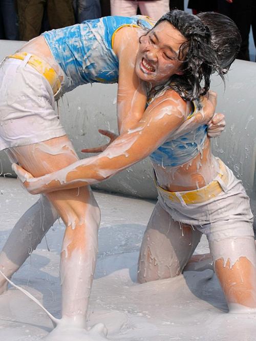 Китаянки боролись в грязи за молодость