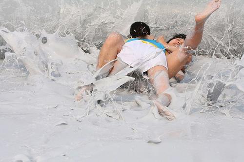 Китаянки боролись в грязи за молодость