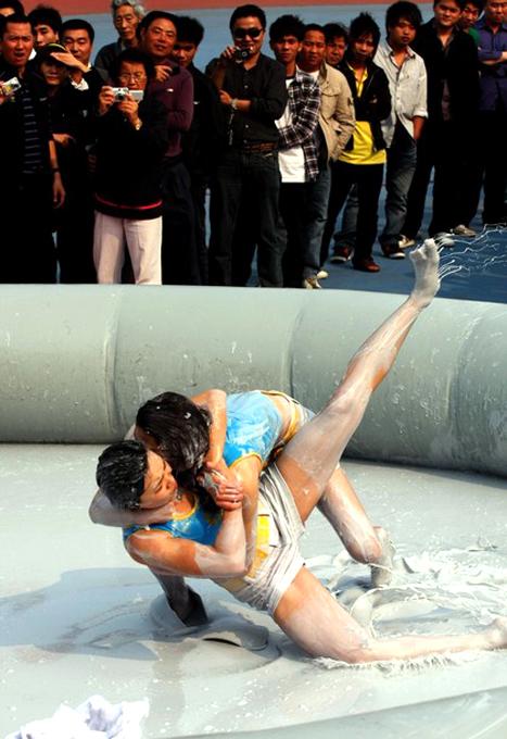 Китаянки боролись в грязи за молодость