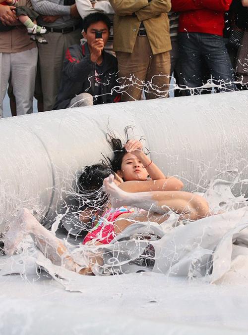 Китаянки боролись в грязи за молодость