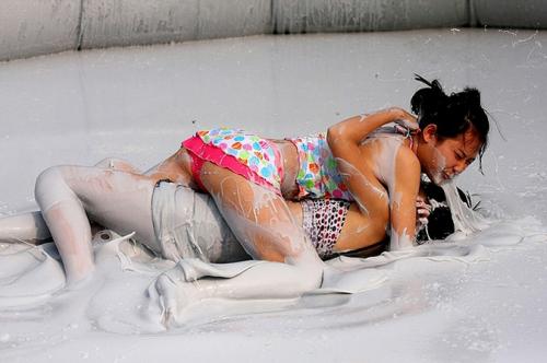 Китаянки боролись в грязи за молодость