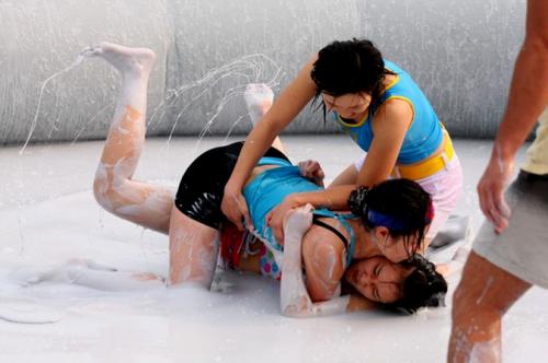 Китаянки боролись в грязи за молодость