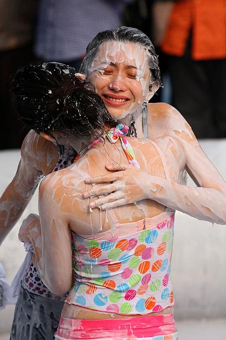 Китаянки боролись в грязи за молодость