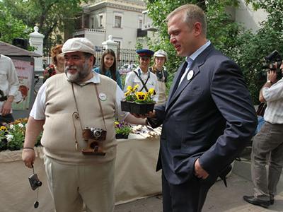 В честь Анны Ахматовой звезды и министры посадили анютины глазки