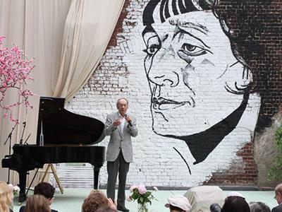 В честь Анны Ахматовой звезды и министры посадили анютины глазки