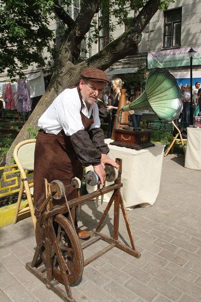 В честь Анны Ахматовой звезды и министры посадили анютины глазки