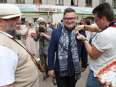 В честь Анны Ахматовой звезды и министры посадили анютины глазки