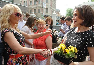 В честь Анны Ахматовой звезды и министры посадили анютины глазки