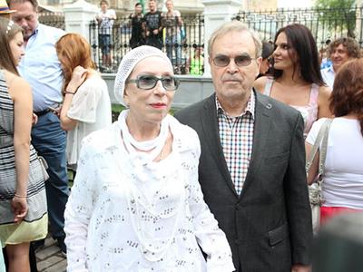 В честь Анны Ахматовой звезды и министры посадили анютины глазки