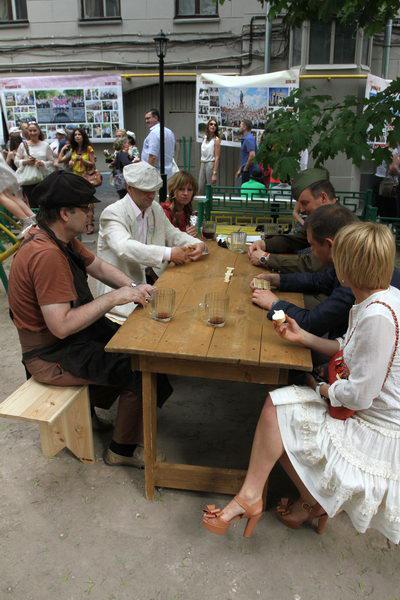 В честь Анны Ахматовой звезды и министры посадили анютины глазки