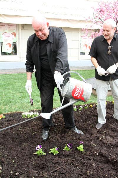 В честь Анны Ахматовой звезды и министры посадили анютины глазки