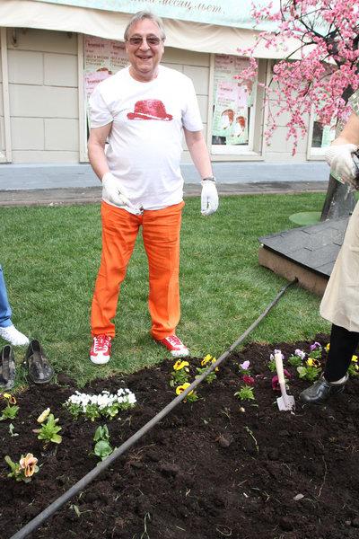 В честь Анны Ахматовой звезды и министры посадили анютины глазки