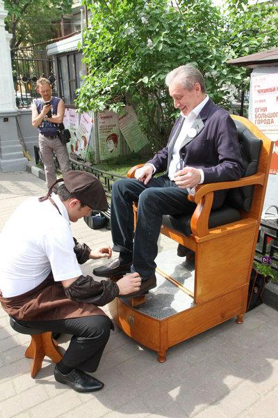 В честь Анны Ахматовой звезды и министры посадили анютины глазки