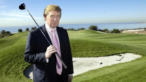 8. Десять полей для гольфа – $ 206 млн.Дональд Трамп любит гольф. Причем не только загонять мячи в лунки, но и приобретать поля для гольфа, делая из них фешенебельные гольф-курорты. Когда речь заходит о самых дорогих активах Трампа, нельзя не упомянуть десять полей для гольфа, разбросанные по шести штатам. И Трамп владеет ими на 100 %. От побережья Калифорнии до города Нью-Йорка, гольф-поля Трампа можно найти повсюду. И это не говоря уже о трех полях для гольфа в Шотландии и Ирландии, которые стоят еще $ 85 млн.