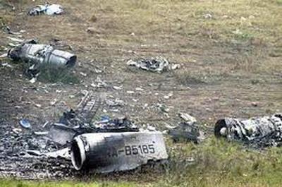 Украинские спасатели, работавшие на месте трагедии, говорят, что опознать можно лишь несколько тел погибших и одного из членов экипажа самолета. Остальные люди превратились в пепел.