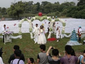 Китайская невеста вышла замуж в 2-километровом платье