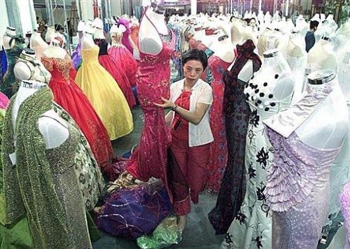 Китайская невеста вышла замуж в 2-километровом платье