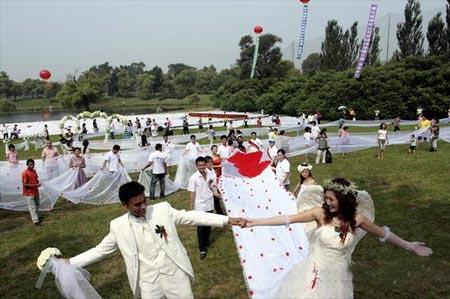 Китайская невеста вышла замуж в 2-километровом платье