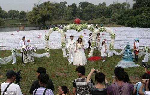 Китайская невеста вышла замуж в 2-километровом платье