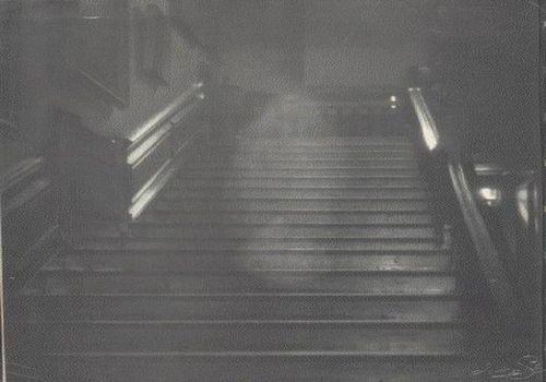 Призрак замка Хэмптон-корт засняла камера наблюдения