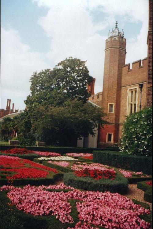 Призрак замка Хэмптон-корт засняла камера наблюдения