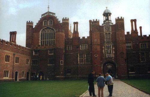 Призрак замка Хэмптон-корт засняла камера наблюдения