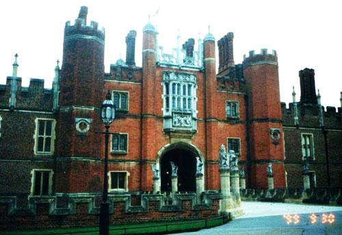 Призрак замка Хэмптон-корт засняла камера наблюдения