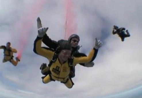 Винс Вон прыгнул с парашютом вместе с мамой