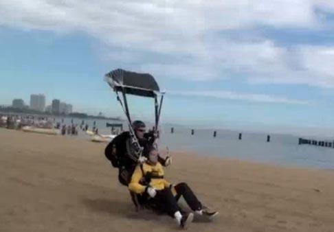 Винс Вон прыгнул с парашютом вместе с мамой