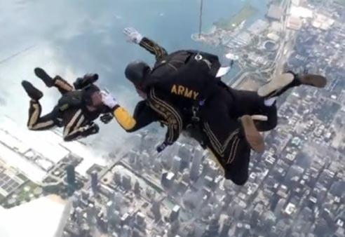 Винс Вон прыгнул с парашютом вместе с мамой