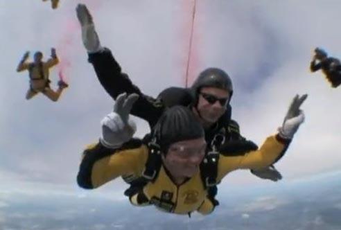 Винс Вон прыгнул с парашютом вместе с мамой