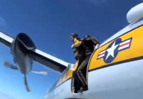 Винс Вон прыгнул с парашютом вместе с мамой