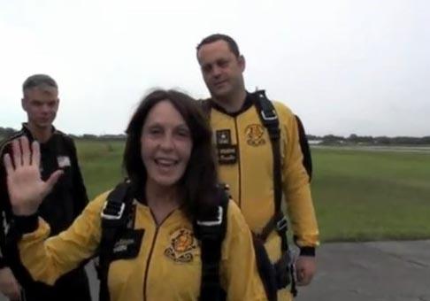 Винс Вон прыгнул с парашютом вместе с мамой