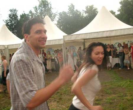 Жданов и Клочкова устроили откровенные танцы