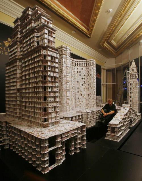 Архитектор построил самый большой карточный дом