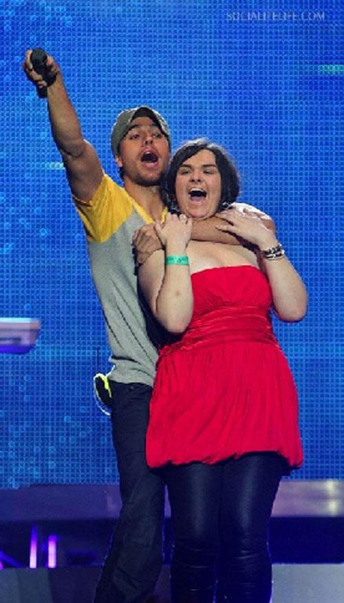 Энрике Иглесиас изменяет Курниковой прямо на сцене