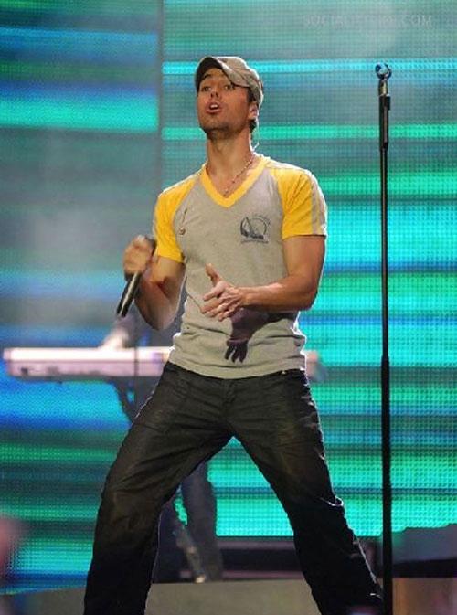Энрике Иглесиас изменяет Курниковой прямо на сцене