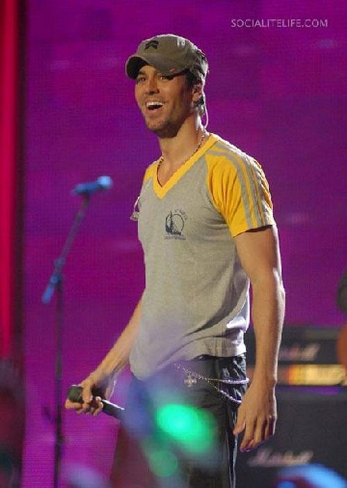 Энрике Иглесиас изменяет Курниковой прямо на сцене