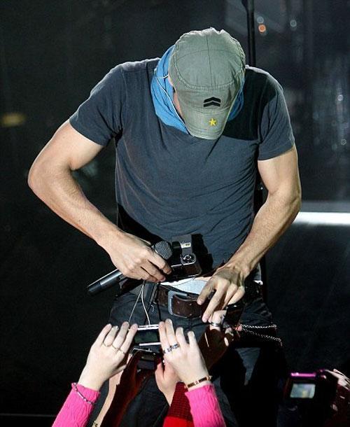 Энрике Иглесиас изменяет Курниковой прямо на сцене