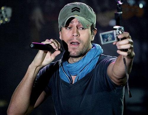 Энрике Иглесиас изменяет Курниковой прямо на сцене